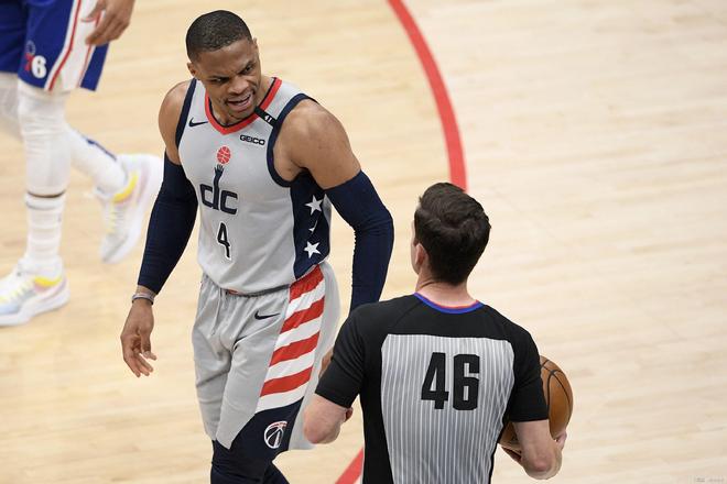 他在对阵强 他在对阵强